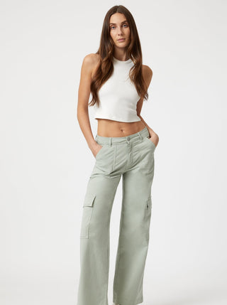 MAVI Cargo Alva - Vert Minéral, cargo droit taille haute. Vendu à Montréal.