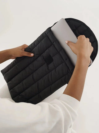BAGGU Housse d'Ordinateur 16" - Noir, qui mesure 15" × 10 ½" × ¾". Vendu à Montréal.