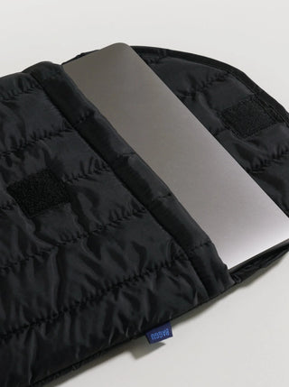 BAGGU Housse d'Ordinateur 16" - Noir, qui mesure 15" × 10 ½" × ¾". Vendu à Montréal.