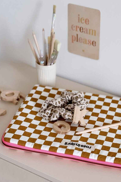 ROSE IN APRIL Maya Laptop Sleeve 15/16' - Caramel Checkerboard