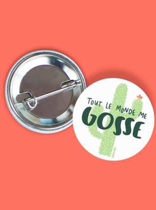 OUI MANON Macaron - Tout le monde me gosse, pin's rond avec un dessin de cactus et l'inscription "tout le mo,de me gosse". Fait localement à Montréal.