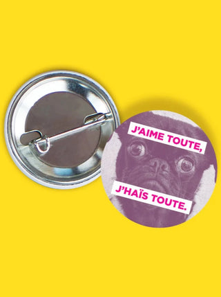 OUI MANON Macaron - J'aime toute, j'haïs toute, pin's rond avec une tête de chien et l'inscription "J'aime toute, j'haïs toute.". Fait localement à Montréal.