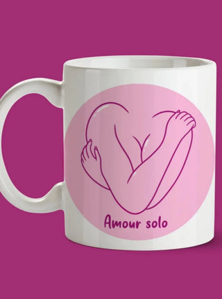 OUI MANON Tasse - Amour Solo, tasse avec le torse d'une femme en forme de coeur qui se fait un câlin. Imprimée à Montréal.